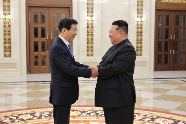 김정은 "조중조약은 전략적 기둥"…왕후닝 접견하며 북중 밀착 과시