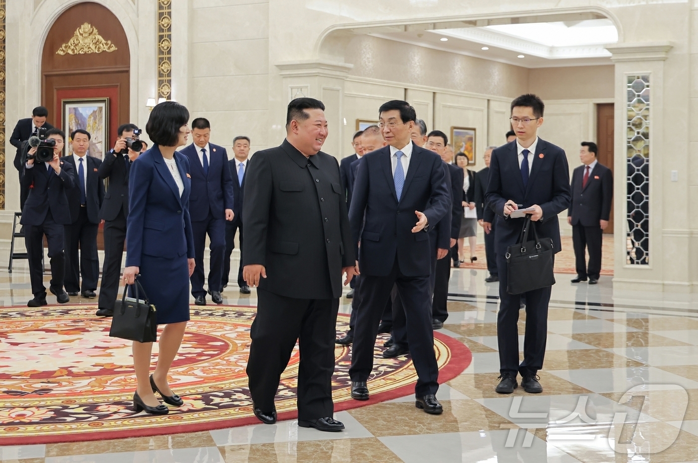 (평양 노동신문=뉴스1) = 북한 노동당 기관지 노동신문은 17일 "조선노동당 총비서이시며 조선민주주의인민공화국 국무위원장이신 경애하는 김정은동지께서 7월 16일 조중(북중) 우호 …