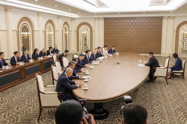 北, 김정은-왕후닝 접견 부각…북중 조약 65주년 친선 강조[데일리 북한]