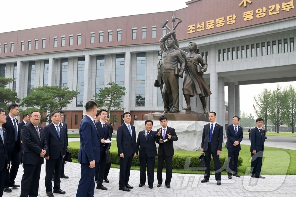 (평양 노동신문=뉴스1) = 북한 노동당 기관지 노동신문은 17일 "우리 나라를 공식친선방문하고있는 중국공산당 중앙위원회 정치국 상무위원회 위원이며 중국인민정치협상회의 전국위원회 …