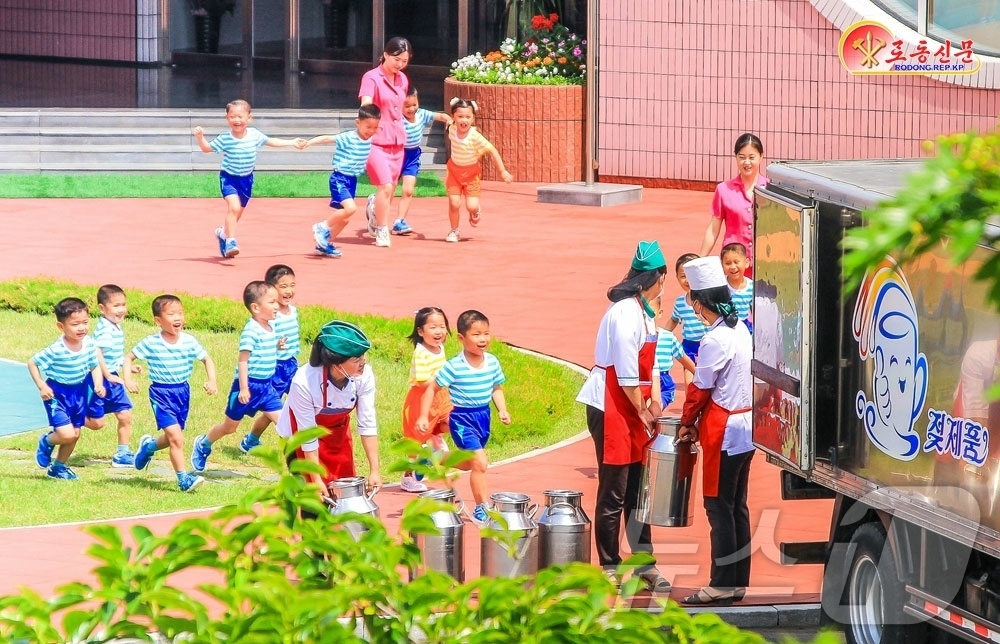 (평양 노동신문=뉴스1) = 북한 노동당 기관지 노동신문은 17일 "오늘도 평양육아원과 애육원에서는 후대들에 대한 불보다 뜨거운 사랑을 지니신 경애하는 총비서동지의 은혜로운 손길아 …