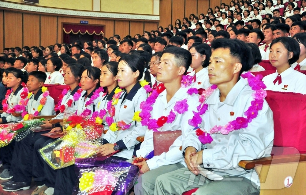 (평양 노동신문=뉴스1) = 북한 노동당 기관지 노동신문은 17일 "당 제9차 대회 결정관철을 위한 진군길에서 청춘을 빛내여갈 충성과 애국의 마음을 안고 개성시의 청년들이 당이 부 …