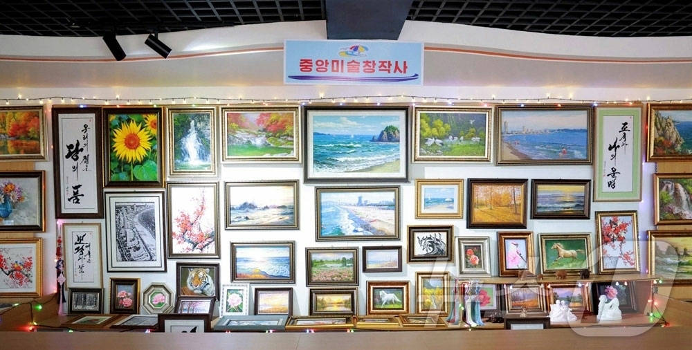 (평양 노동신문=뉴스1) = 북한 노동당 기관지 노동신문은 17일 "동해명승 명사십리에 인민의 문화휴양지로 훌륭히 일떠선 원산갈마해안관광지구에서 16일 미술기념품전시회가 개막되였다 …