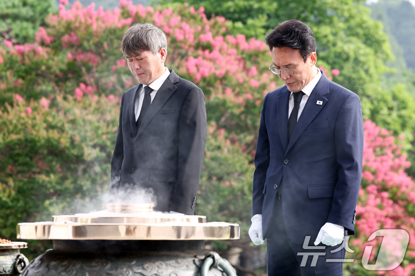 (서울=뉴스1) 최지환 기자 = 더불어민주당 당대표 후보인 김민석 전 총리가 17일 서울 동작구 국립서울현충원을 찾아 참배하고 있다. 2026.7.17/뉴스1