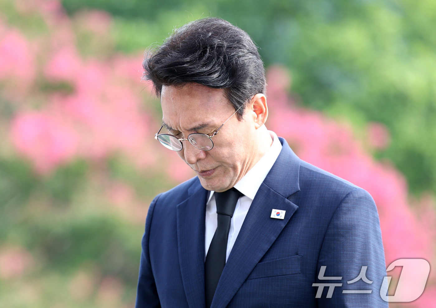 (서울=뉴스1) 최지환 기자 = 더불어민주당 당대표 후보인 김민석 전 총리가 17일 서울 동작구 국립서울현충원을 찾아 참배하고 있다. 2026.7.17/뉴스1