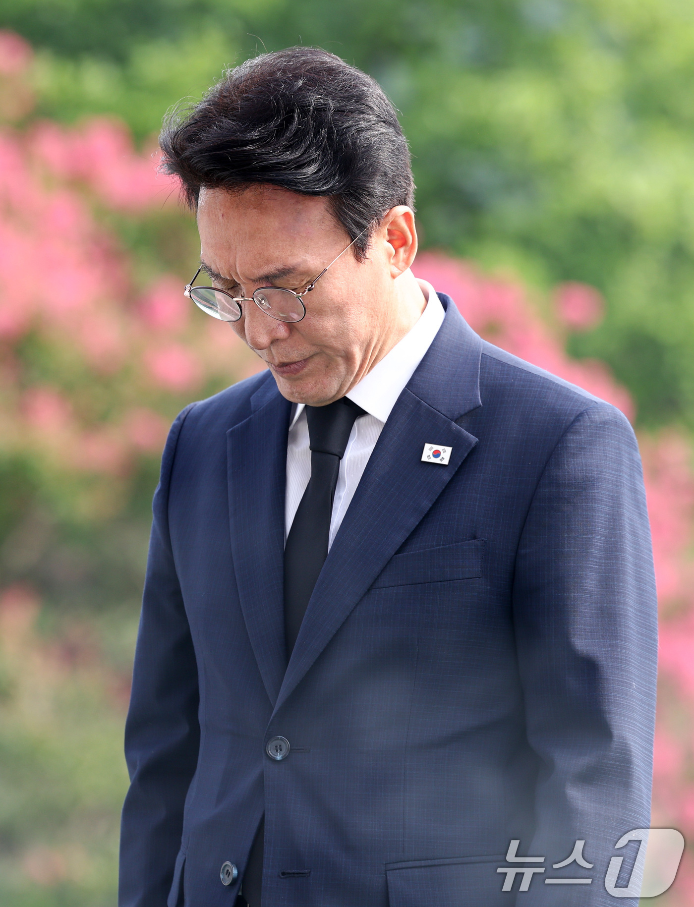 (서울=뉴스1) 최지환 기자 = 더불어민주당 당대표 후보인 김민석 전 총리가 17일 서울 동작구 국립서울현충원을 찾아 참배하고 있다. 2026.7.17/뉴스1