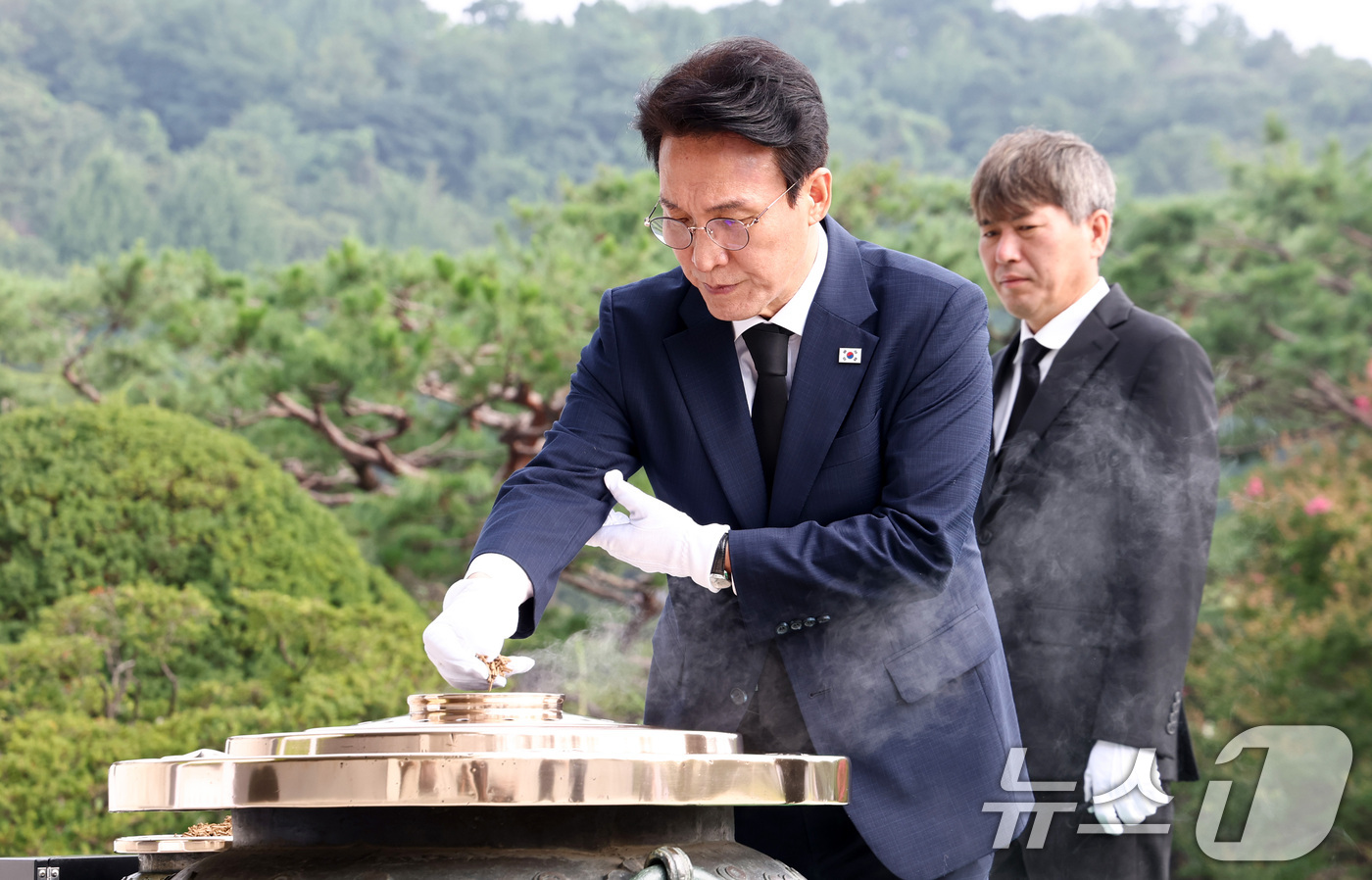 (서울=뉴스1) 최지환 기자 = 더불어민주당 당대표 후보인 김민석 전 총리가 17일 서울 동작구 국립서울현충원을 찾아 참배하고 있다. 2026.7.17/뉴스1
