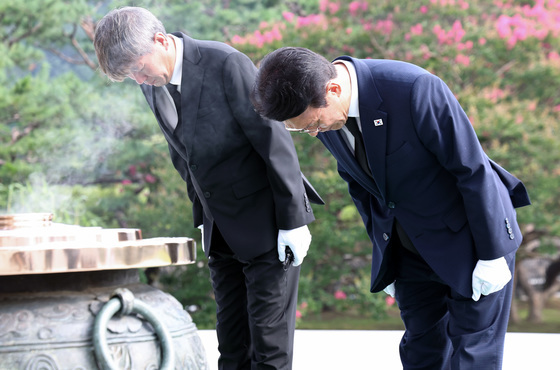 '당권 도전' 김민석 전 총리, 현충원 참배