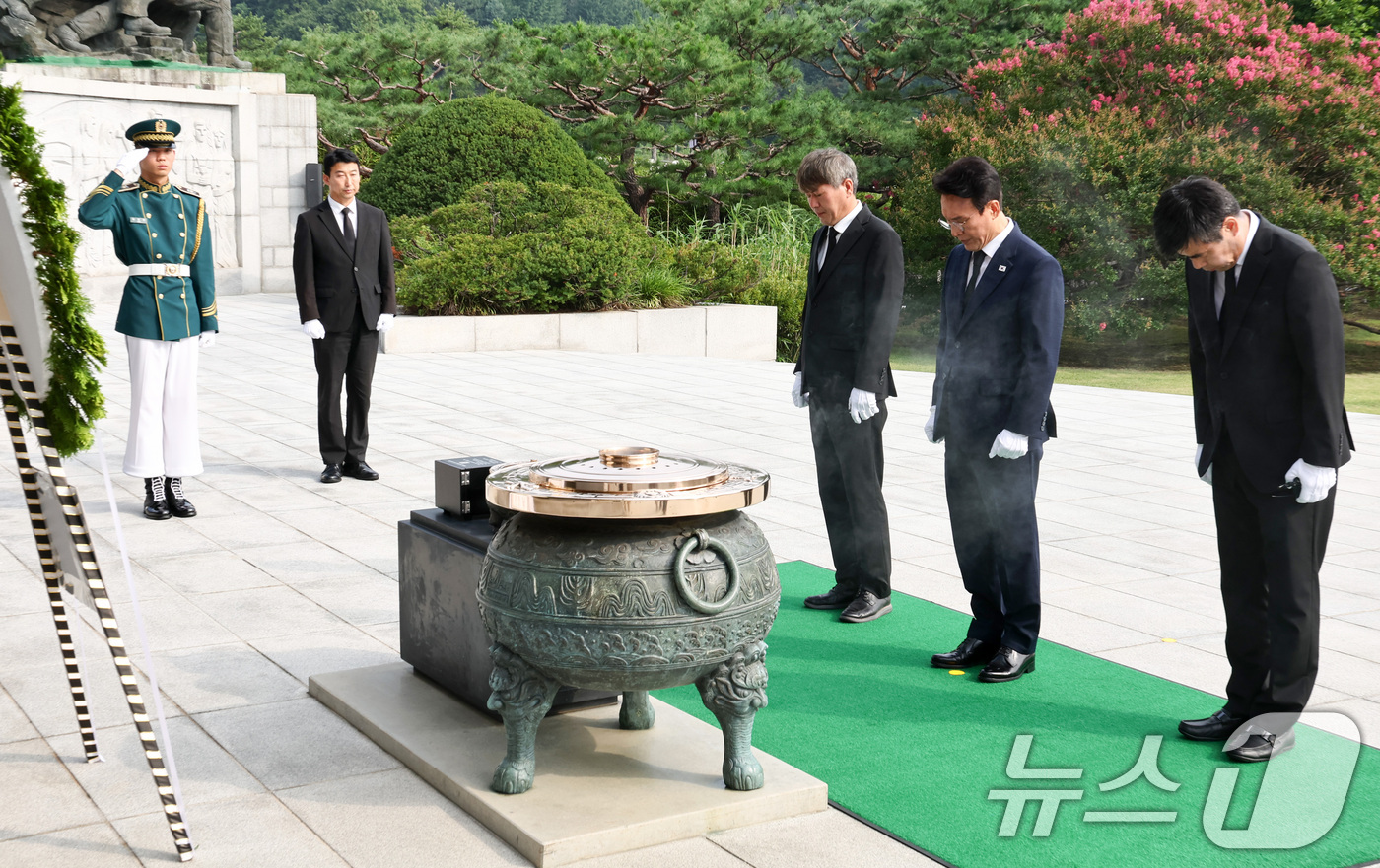 (서울=뉴스1) 최지환 기자 = 더불어민주당 당대표 후보인 김민석 전 총리가 17일 서울 동작구 국립서울현충원을 찾아 참배하고 있다. 2026.7.17/뉴스1