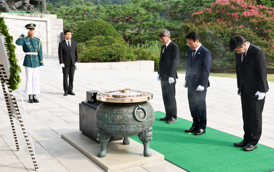 현충탑 참배하는 김민석 전 총리