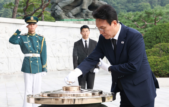 '당 대표 도전' 김민석 전 총리, 현충원 참배