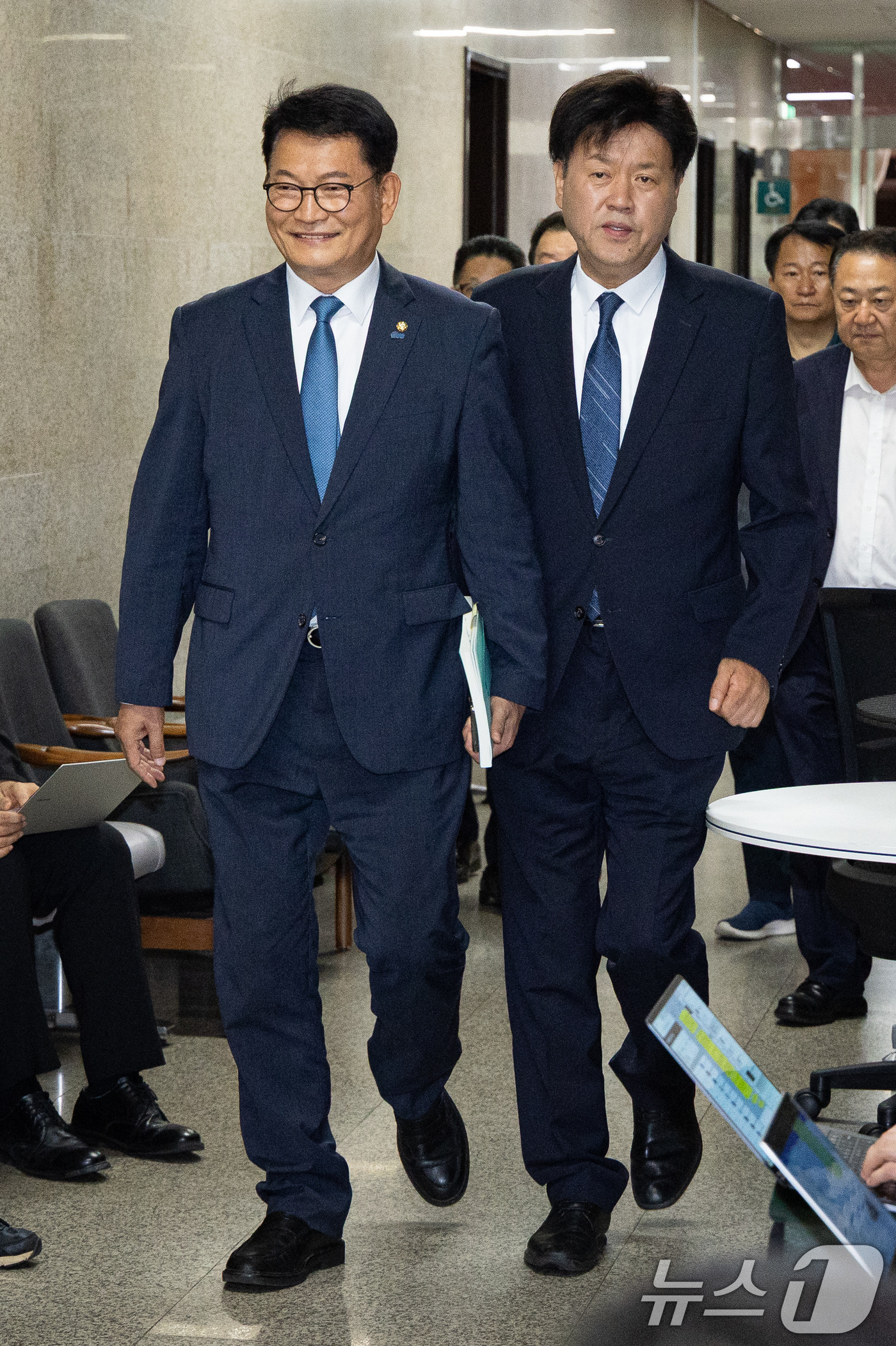 (서울=뉴스1) 유승관 기자 = 더불어민주당 8·17 전당대회에서 당대표에 출마하려다 '피선거권 자격 논란'에 휩싸인 송영길 전 대표와 최고위원 출마자 김용 전 민주연구원 부원장이 …
