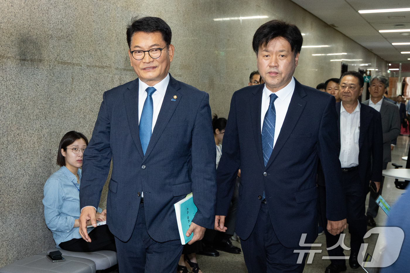 (서울=뉴스1) 유승관 기자 = 더불어민주당 8·17 전당대회에서 당대표에 출마하려다 '피선거권 자격 논란'에 휩싸인 송영길 전 대표와 최고위원 출마자 김용 전 민주연구원 부원장이 …
