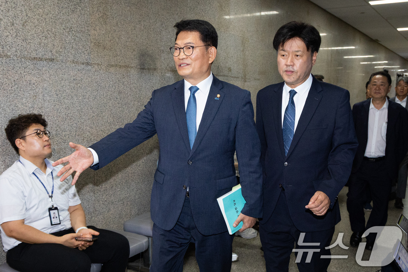 (서울=뉴스1) 유승관 기자 = 더불어민주당 8·17 전당대회에서 당대표에 출마하려다 '피선거권 자격 논란'에 휩싸인 송영길 전 대표와 최고위원 출마자 김용 전 민주연구원 부원장이 …