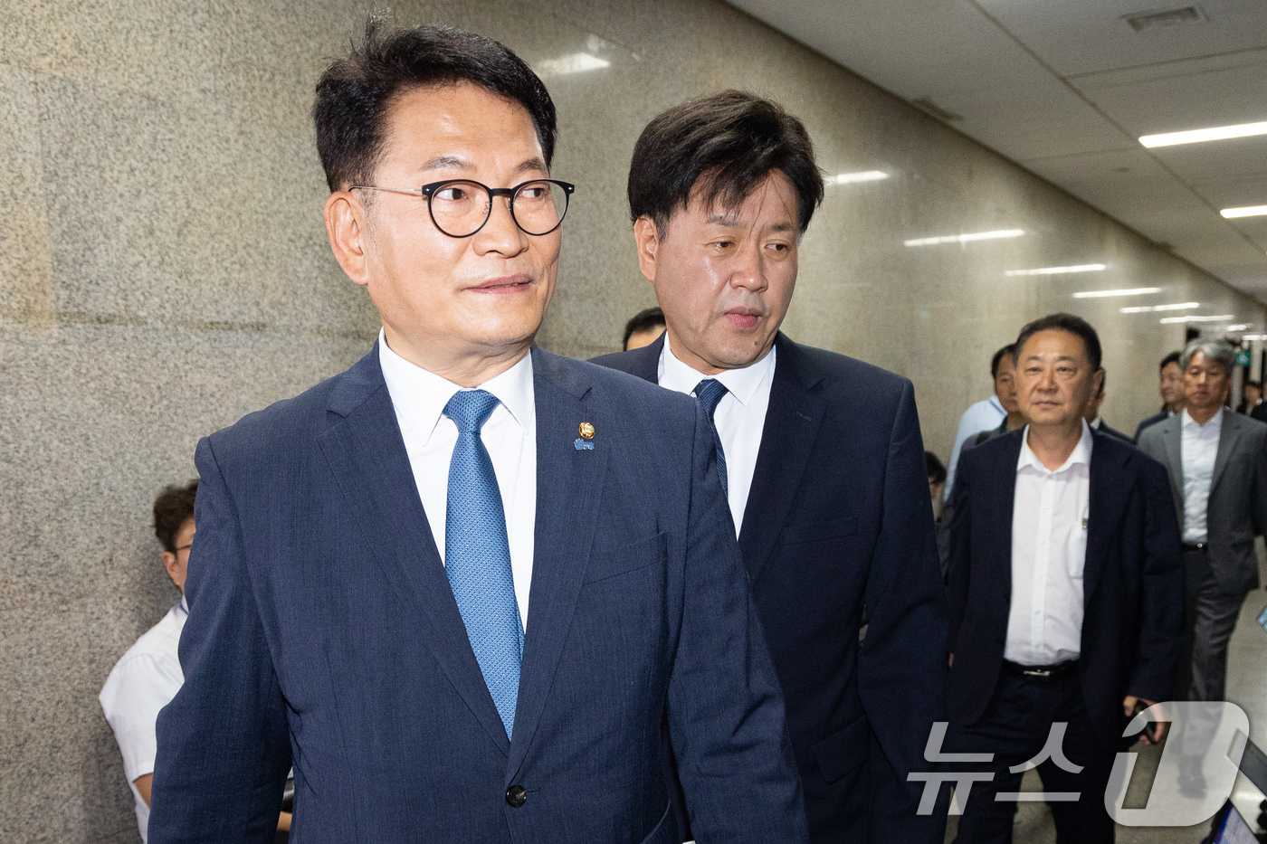 (서울=뉴스1) 유승관 기자 = 더불어민주당 8·17 전당대회에서 당대표에 출마하려다 '피선거권 자격 논란'에 휩싸인 송영길 전 대표와 최고위원 출마자 김용 전 민주연구원 부원장이 …