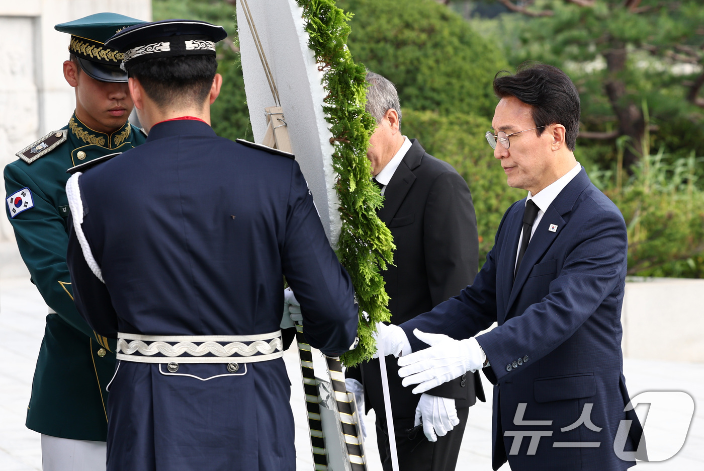 (서울=뉴스1) 최지환 기자 = 더불어민주당 당대표 후보인 김민석 전 총리가 17일 서울 동작구 국립서울현충원을 찾아 헌화하고 있다. 2026.7.17/뉴스1