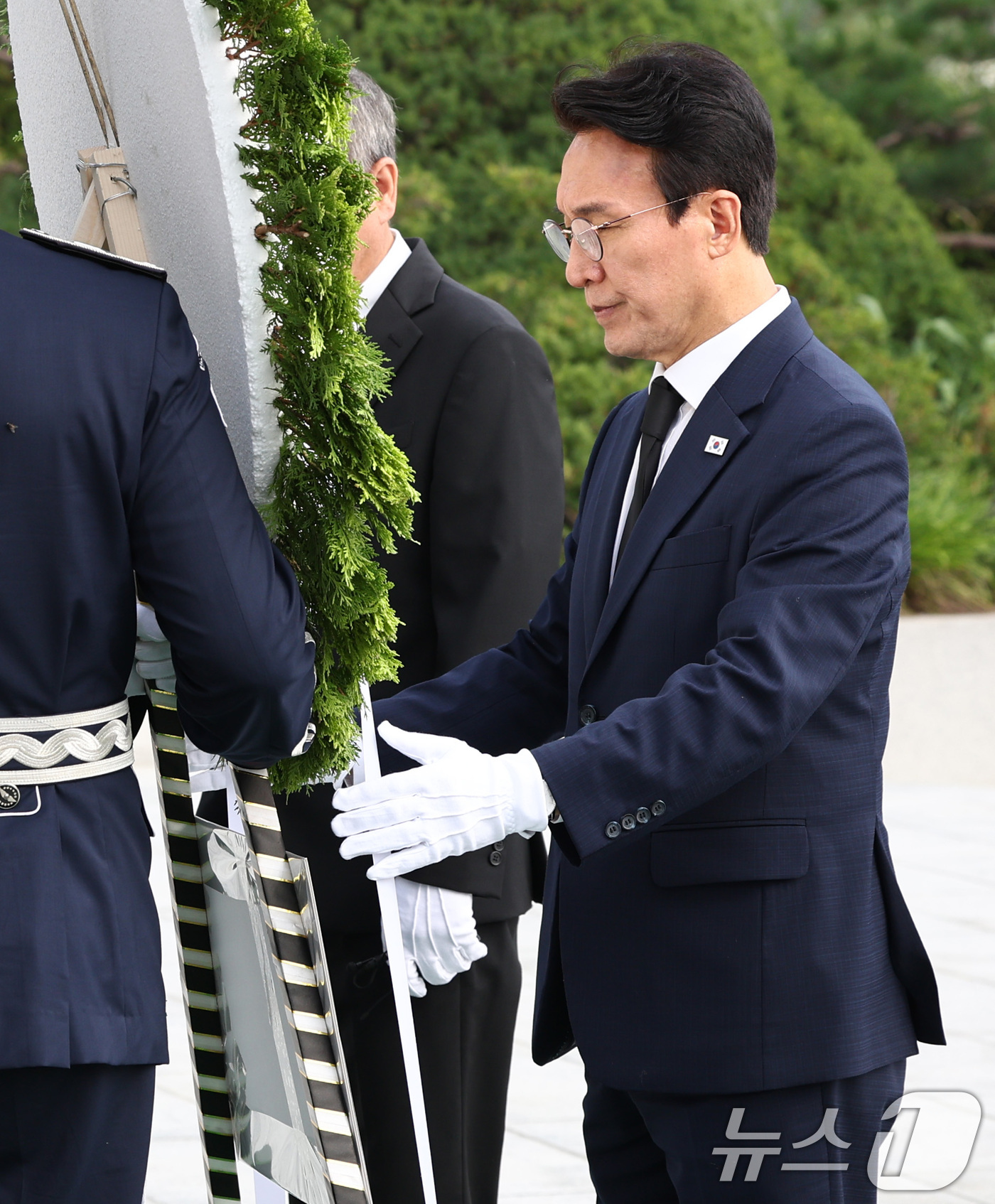 (서울=뉴스1) 최지환 기자 = 더불어민주당 당대표 후보인 김민석 전 총리가 17일 서울 동작구 국립서울현충원을 찾아 헌화하고 있다. 2026.7.17/뉴스1