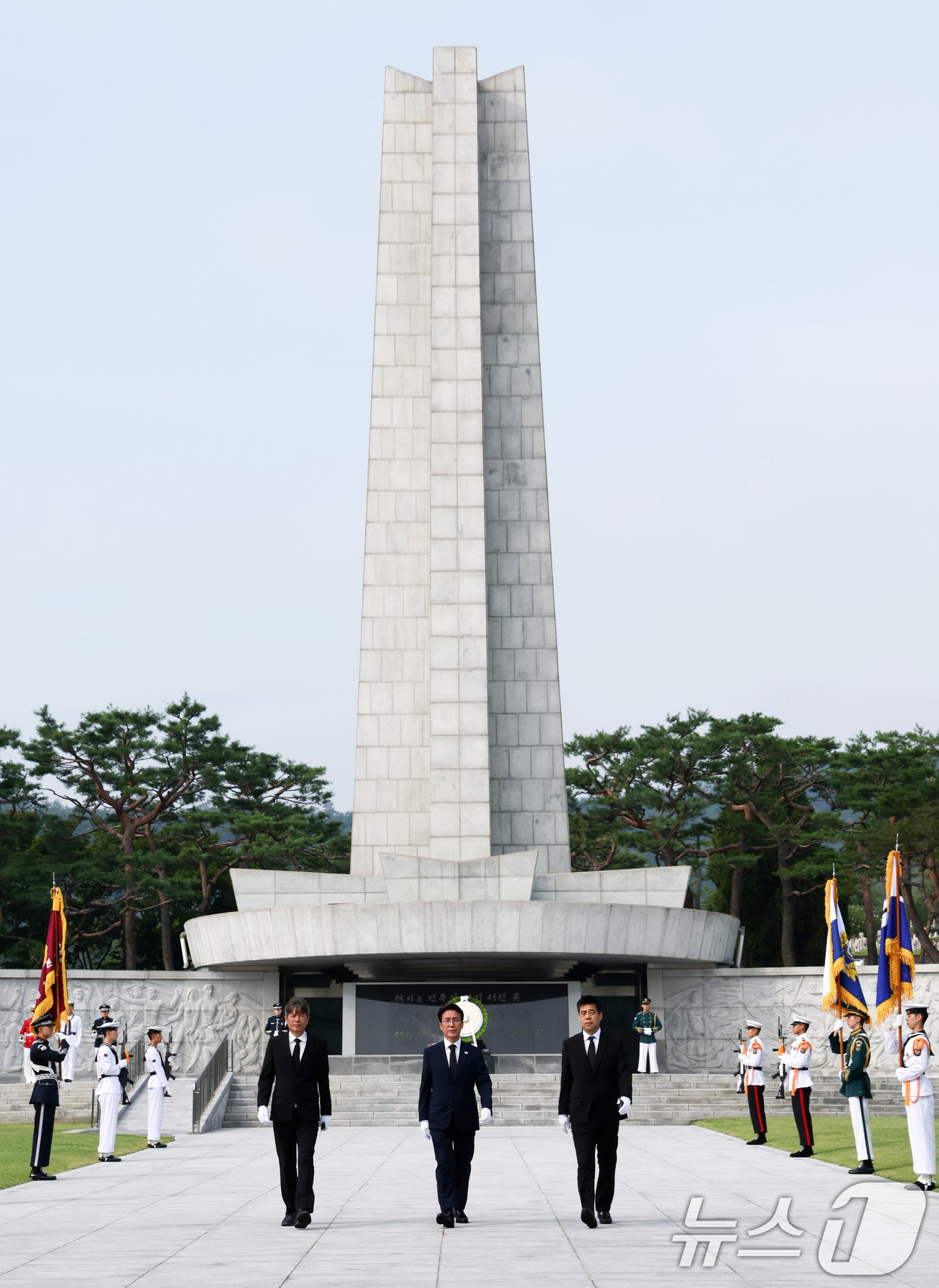 (서울=뉴스1) 최지환 기자 = 더불어민주당 당대표 후보인 김민석 전 총리가 17일 서울 동작구 국립서울현충원을 찾아 참배를 마치고 이동하고 있다. 2026.7.17/뉴스1