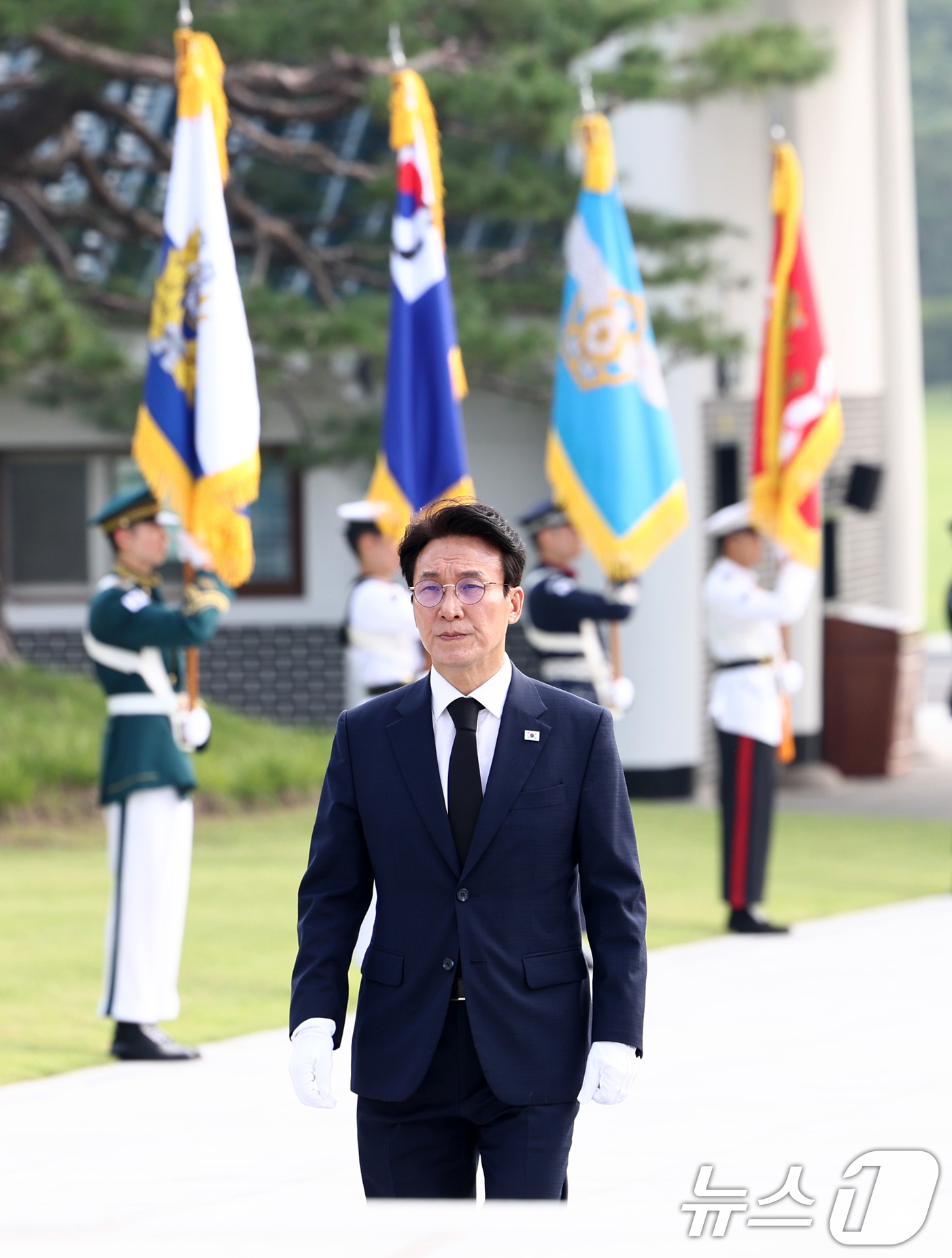 (서울=뉴스1) 최지환 기자 = 더불어민주당 당대표 후보인 김민석 전 총리가 17일 서울 동작구 국립서울현충원을 찾아 참배를 위해 현충탑으로 이동하고 있다. 2026.7.17/뉴스 …