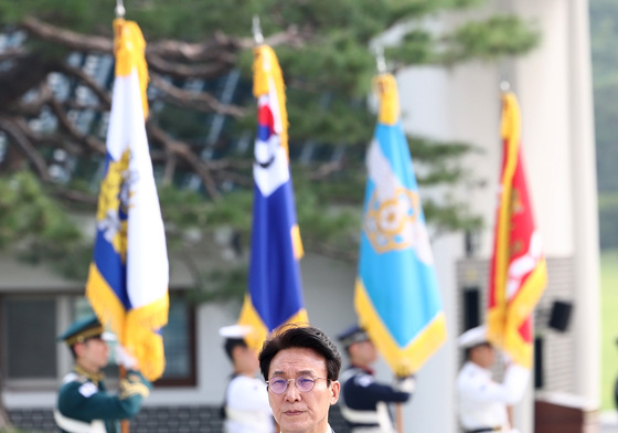 현충탑으로 이동하는 김민석 전 총리