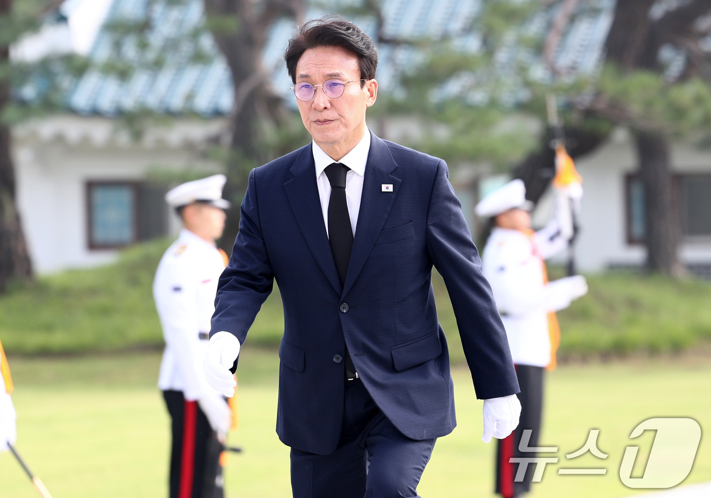 (서울=뉴스1) 최지환 기자 = 더불어민주당 당대표 후보인 김민석 전 총리가 17일 서울 동작구 국립서울현충원을 찾아 참배를 위해 현충탑으로 이동하고 있다. 2026.7.17/뉴스 …