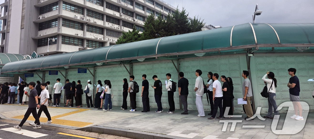(서울=뉴스1) 박세연 기자 = 도널드 트럼프 행정부가 16일(현지시간) 외국인 유학생에 대한 체류 기간을 4년까지로 제한하는 비자 규정 개편 최종안을 확정해 공지했다.미국 국토안 …