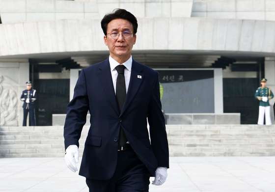 현충탑 참배 마치고 이동하는 김민석 전 총리