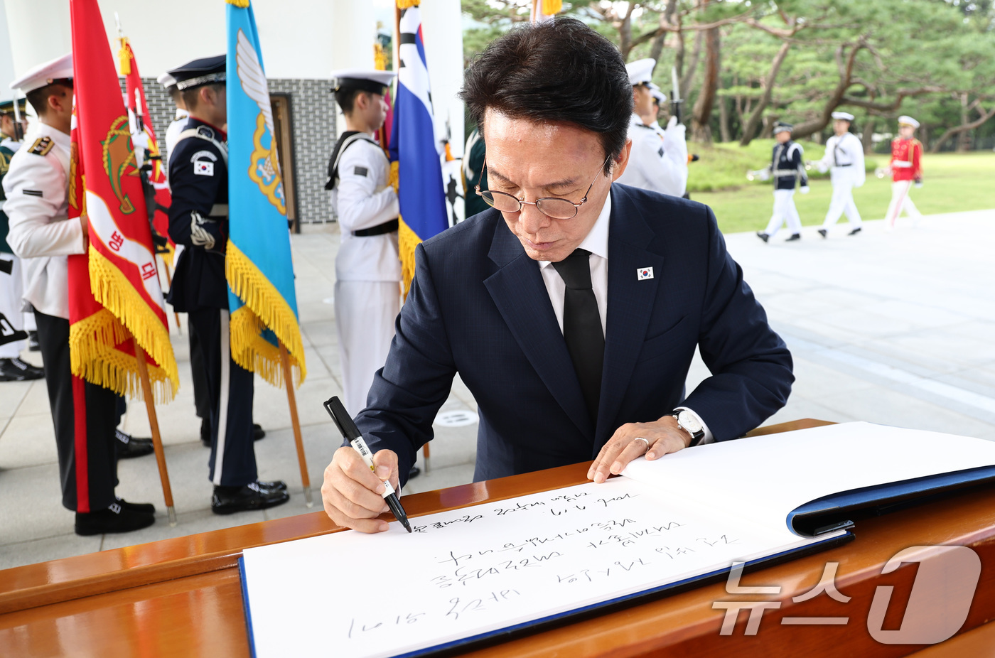 (서울=뉴스1) 최지환 기자 = 더불어민주당 당대표 후보인 김민석 전 총리가 17일 서울 동작구 국립서울현충원을 찾아 참배를 마치고 방명록을 작성하고 있다. 2026.7.17/뉴스 …