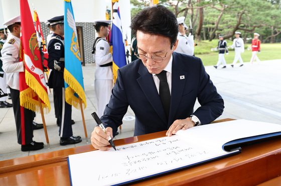 현충원 참배 마치고 방명록 작성하는 김민석 전 총리