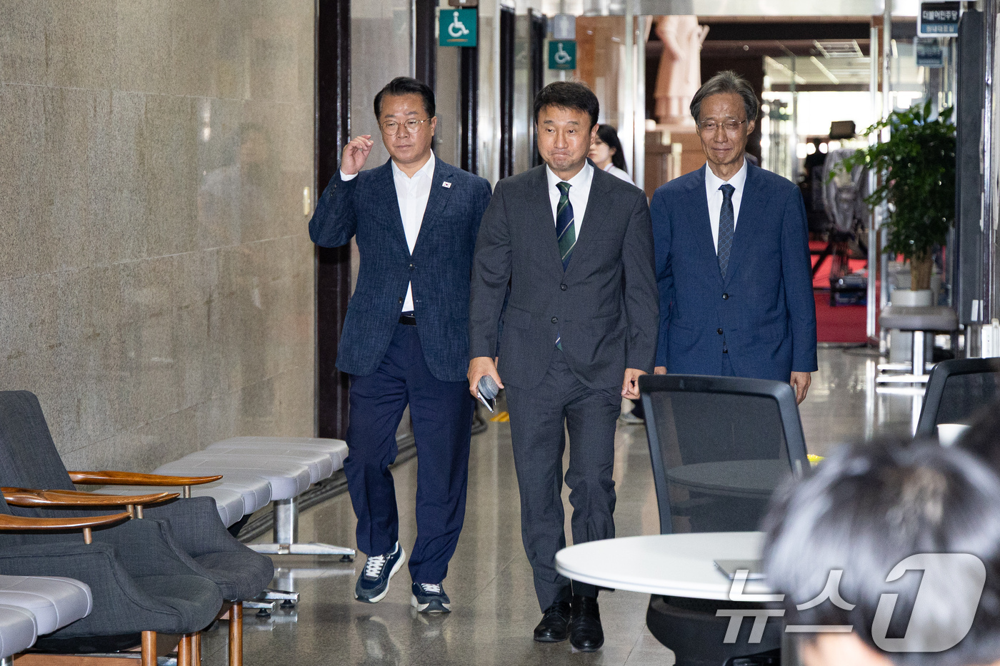 (서울=뉴스1) 유승관 기자 = 한병도 더불어민주당 당대표 직무대행 겸 원내대표가 17일 서울 여의도 국회에서 열린 비공개 최고위원회의에 참석하고 있다.민주당 지도부는 16일 심야 …