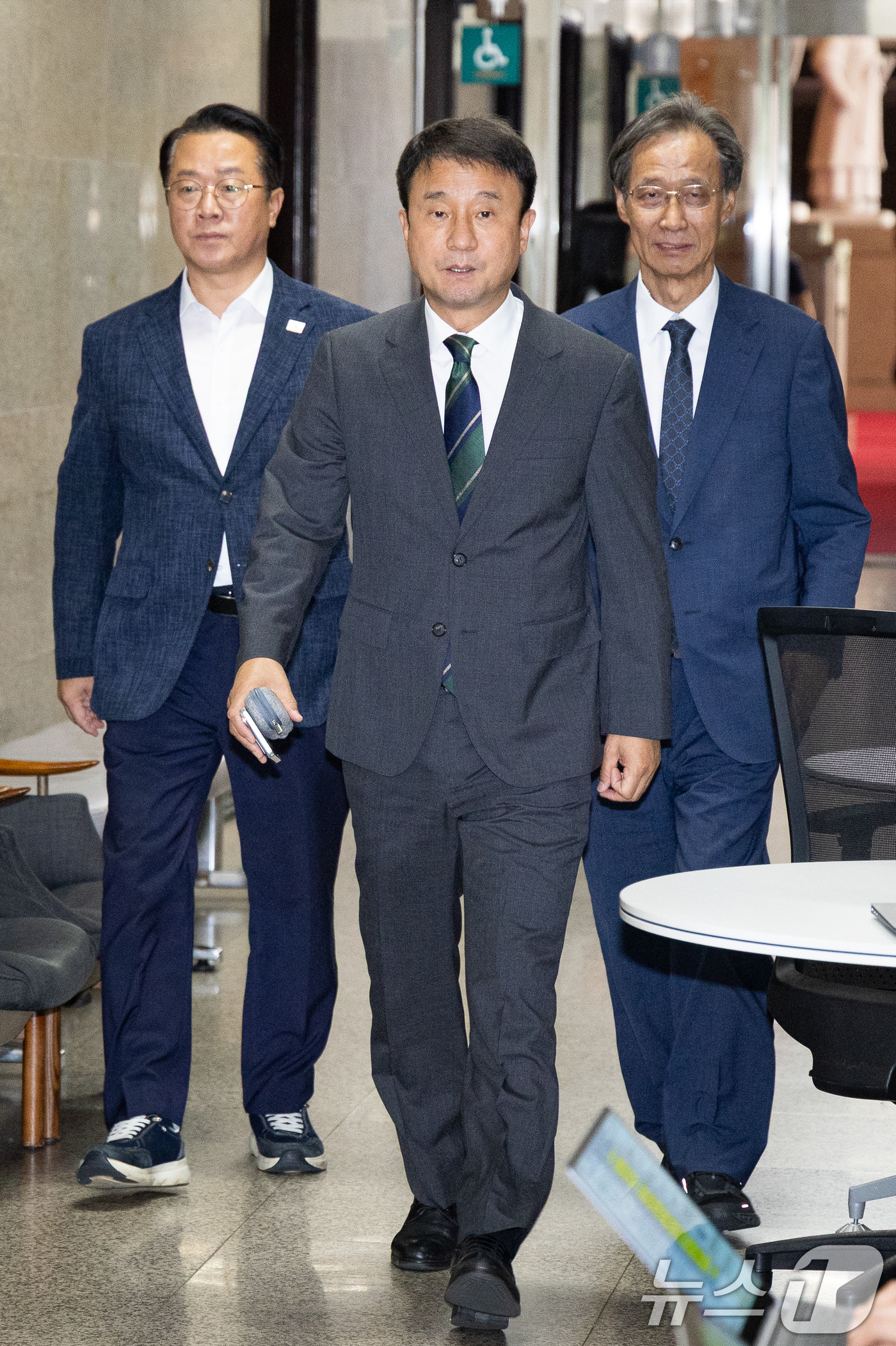 (서울=뉴스1) 유승관 기자 = 한병도 더불어민주당 당대표 직무대행 겸 원내대표가 17일 서울 여의도 국회에서 열린 비공개 최고위원회의에 참석하고 있다.민주당 지도부는 16일 심야 …