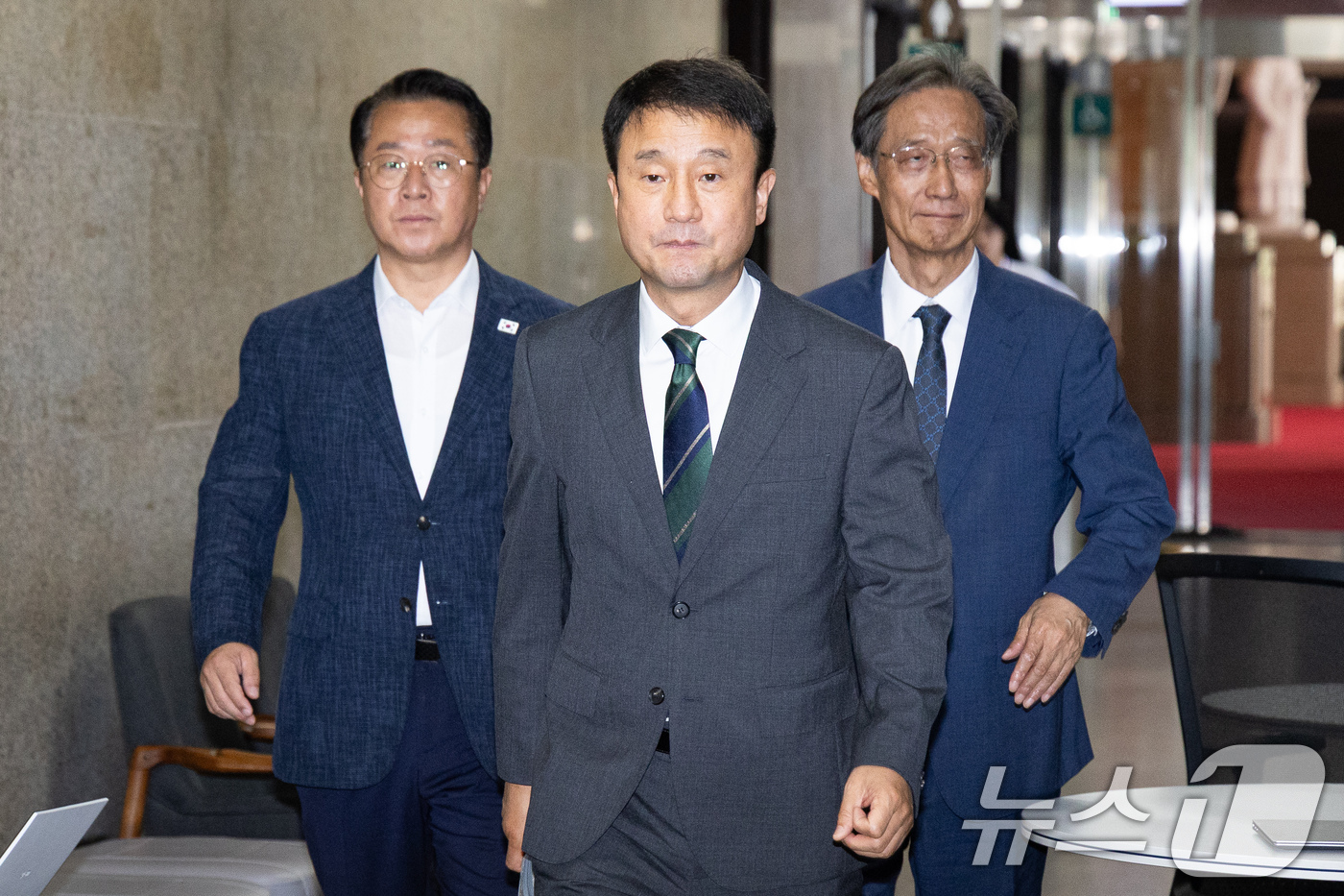 (서울=뉴스1) 유승관 기자 = 한병도 더불어민주당 당대표 직무대행 겸 원내대표가 17일 서울 여의도 국회에서 열린 비공개 최고위원회의에 참석하고 있다.민주당 지도부는 16일 심야 …