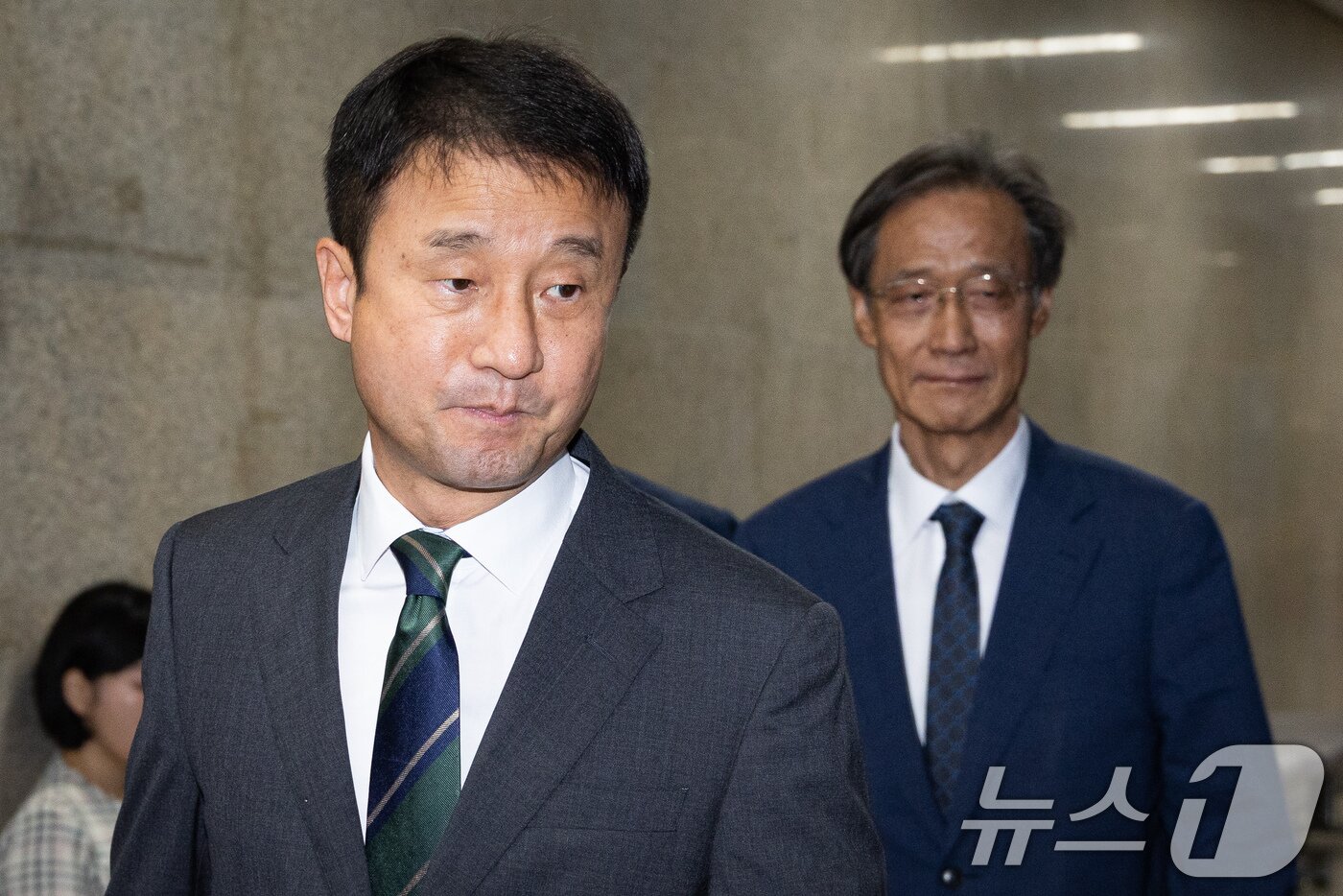 본문 이미지 - 한병도 더불어민주당 당대표 직무대행 겸 원내대표가 17일 서울 여의도 국회에서 열린 비공개 최고위원회의에 참석하고 있다. 2026.7.17 ⓒ 뉴스1 유승관 기자