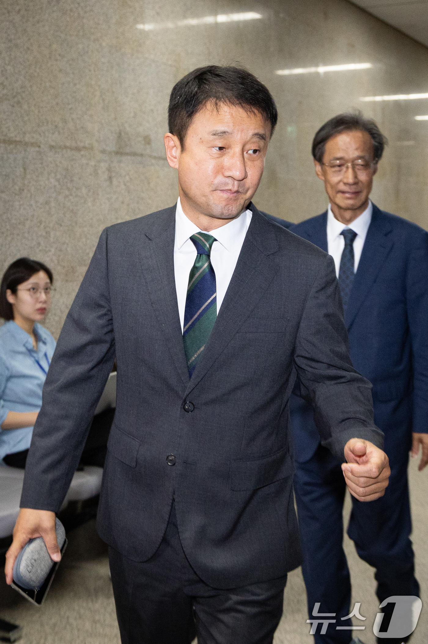 (서울=뉴스1) 유승관 기자 = 한병도 더불어민주당 당대표 직무대행 겸 원내대표가 17일 서울 여의도 국회에서 열린 비공개 최고위원회의에 참석하고 있다.민주당 지도부는 16일 심야 …
