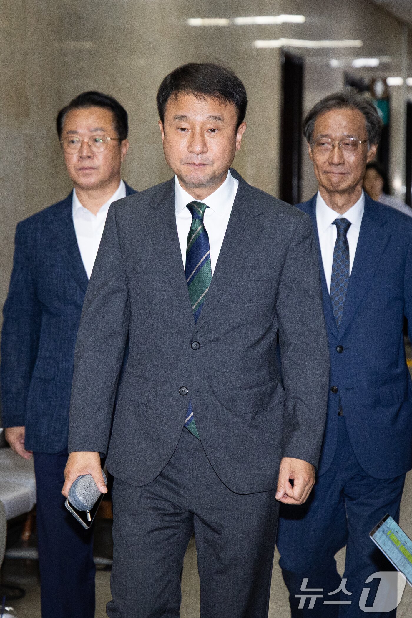 본문 이미지 - 한병도 더불어민주당 당대표 직무대행 겸 원내대표가 17일 서울 여의도 국회에서 열린 비공개 최고위원회의에 참석하고 있다. 2026.7.17 ⓒ 뉴스1 유승관 기자