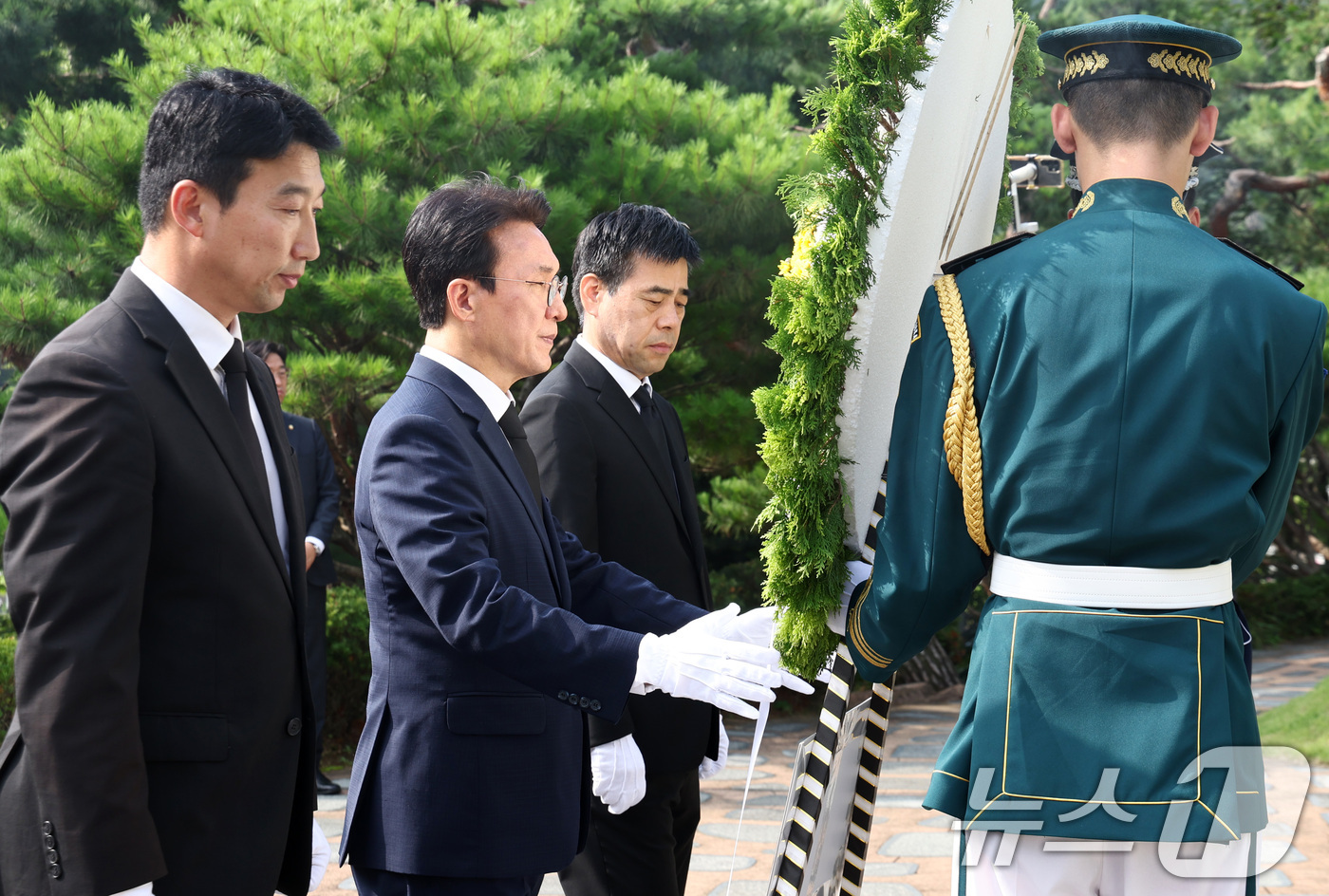 (서울=뉴스1) 최지환 기자 = 더불어민주당 당대표 후보인 김민석 전 총리가 17일 서울 동작구 국립서울현충원 김대중 대통령 묘소를 찾아 참배하고 있다. 2026.7.17/뉴스1