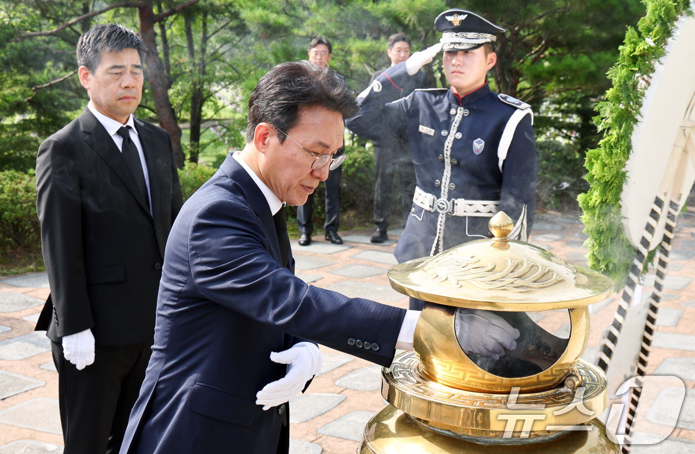 (서울=뉴스1) 최지환 기자 = 더불어민주당 당대표 후보인 김민석 전 총리가 17일 서울 동작구 국립서울현충원 김대중 대통령 묘소를 찾아 참배하고 있다. 2026.7.17/뉴스1