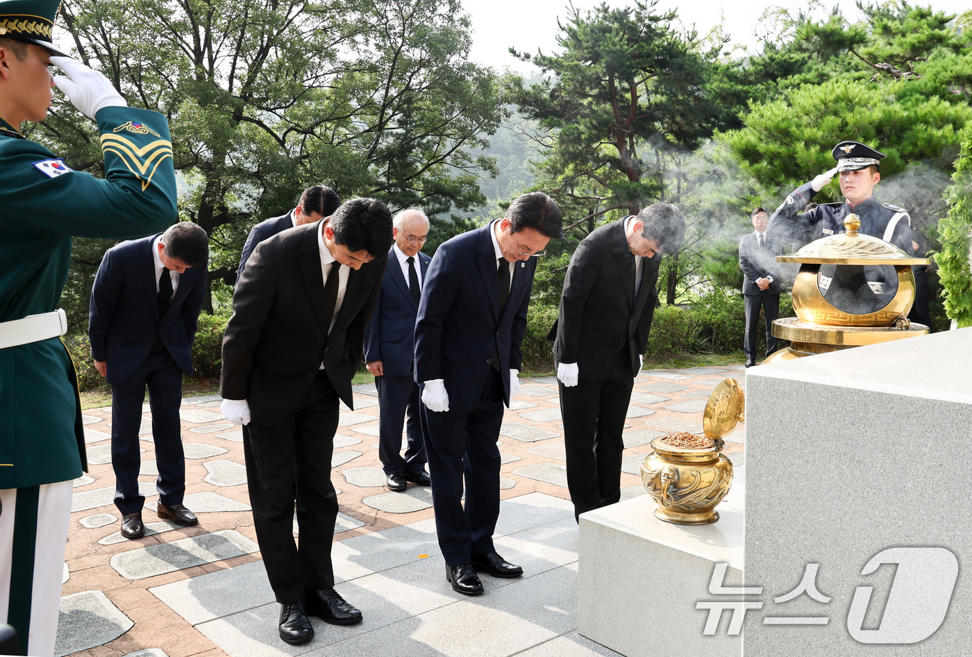 (서울=뉴스1) 최지환 기자 = 더불어민주당 당대표 후보인 김민석 전 총리가 17일 서울 동작구 국립서울현충원 김대중 대통령 묘소를 찾아 참배하고 있다. 2026.7.17/뉴스1