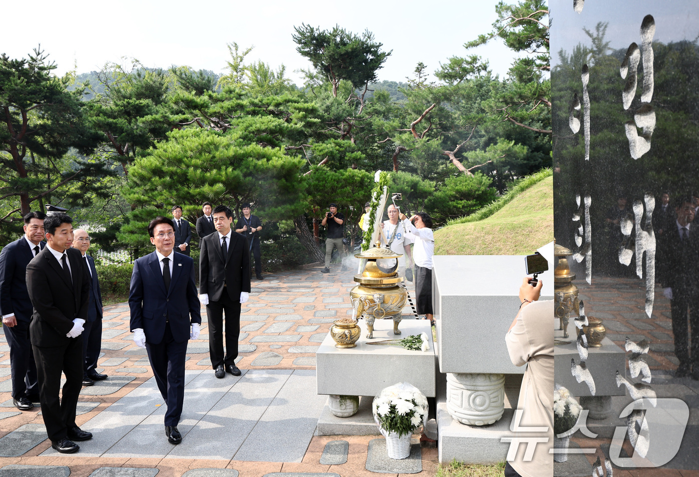 (서울=뉴스1) 최지환 기자 = 더불어민주당 당대표 후보인 김민석 전 총리가 17일 서울 동작구 국립서울현충원 김대중 대통령 묘소 참배를 마치고 묘역을 둘러보고 있다. 2026.7 …