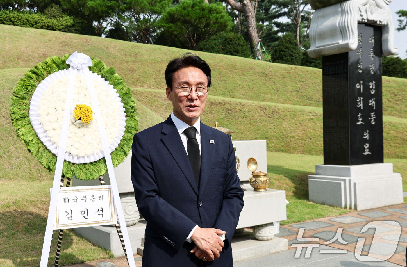 (서울=뉴스1) 최지환 기자 = 더불어민주당 당대표 후보인 김민석 전 총리가 17일 서울 동작구 국립서울현충원 김대중 대통령 묘소 참배를 마치고 발언하고 있다. 2026.7.17/ …