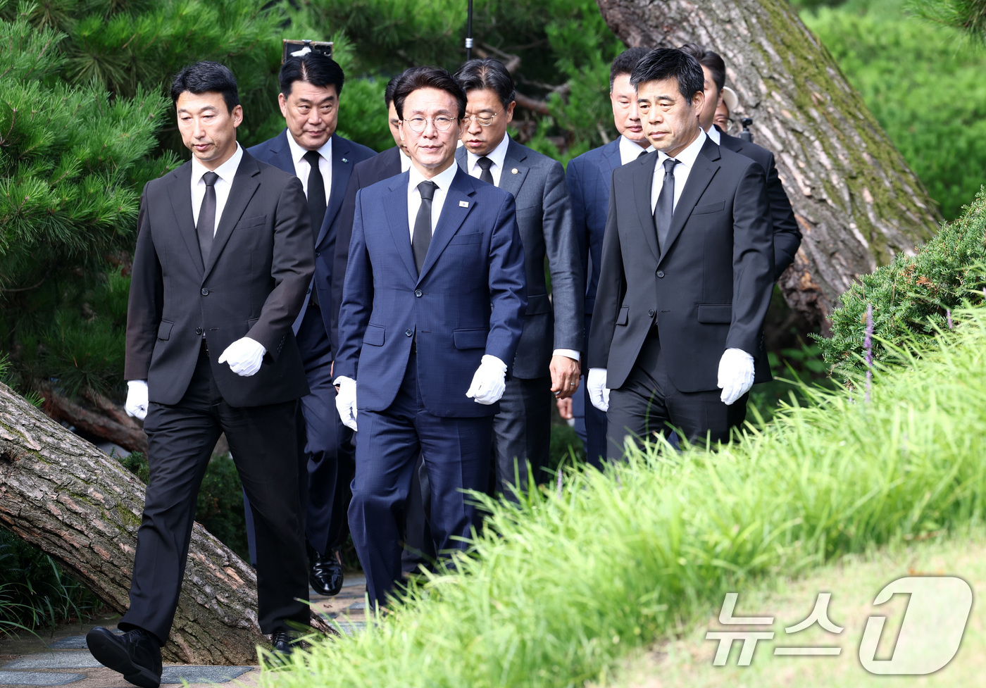 (서울=뉴스1) 최지환 기자 = 더불어민주당 당대표 후보인 김민석 전 총리가 17일 서울 동작구 국립서울현충원 김대중 대통령 묘소 참배를 위해 이동하고 있다. 2026.7.17/뉴 …