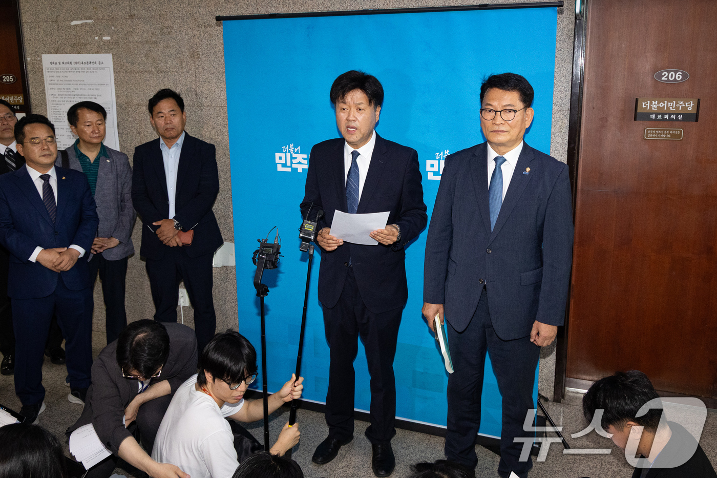 (서울=뉴스1) 유승관 기자 = 더불어민주당 8·17 전당대회에서 당대표에 출마하려다 '피선거권 자격 논란'에 휩싸인 송영길 전 대표와 최고위원 출마자 김용 전 민주연구원 부원장이 …