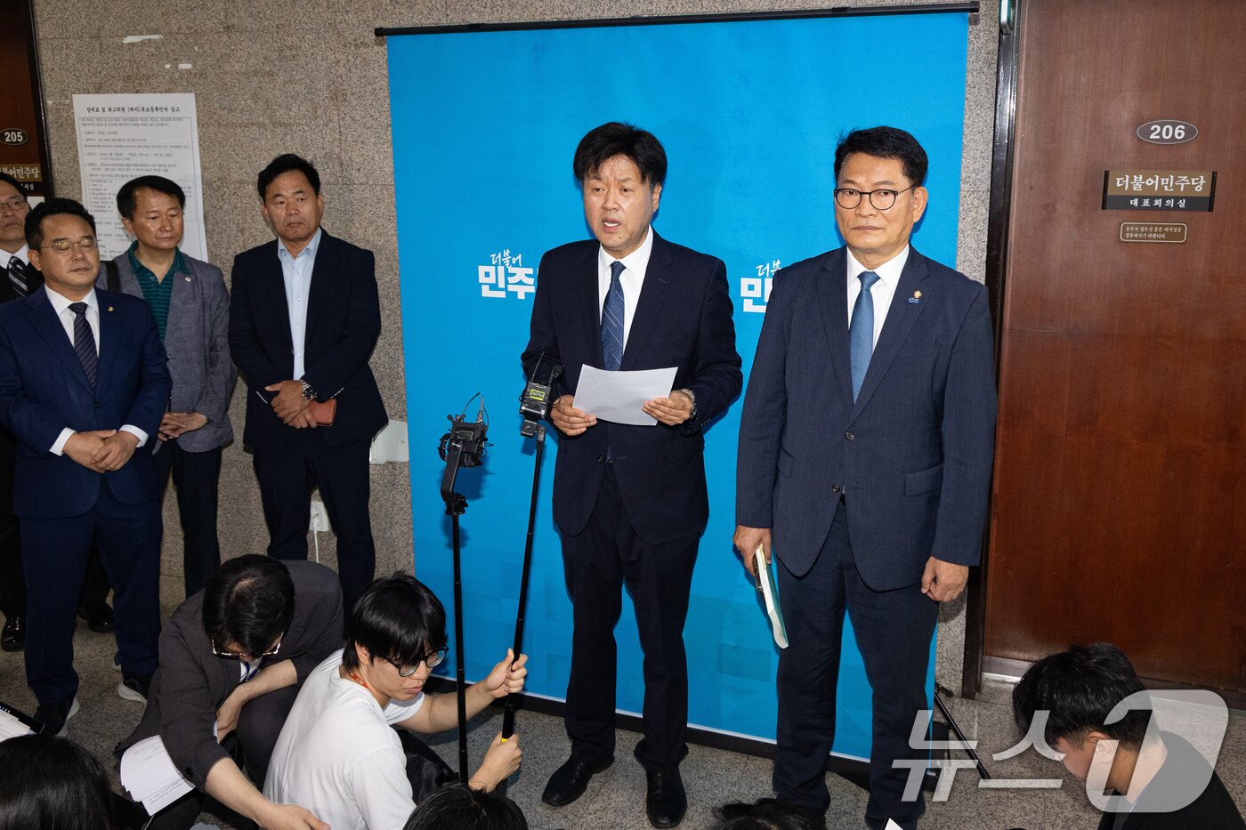 본문 이미지 - 더불어민주당 8·17 전당대회에서 당대표에 출마하려다 '피선거권 자격 논란'에 휩싸인 송영길 전 대표와 최고위원 출마자 김용 전 민주연구원 부원장이 17일 서울 여의도 국회에서 열린 비공개 최고위원회의에 참석 후 기자회견을 하고 있다.  2026.7.17 ⓒ 뉴스1 유승관 기자