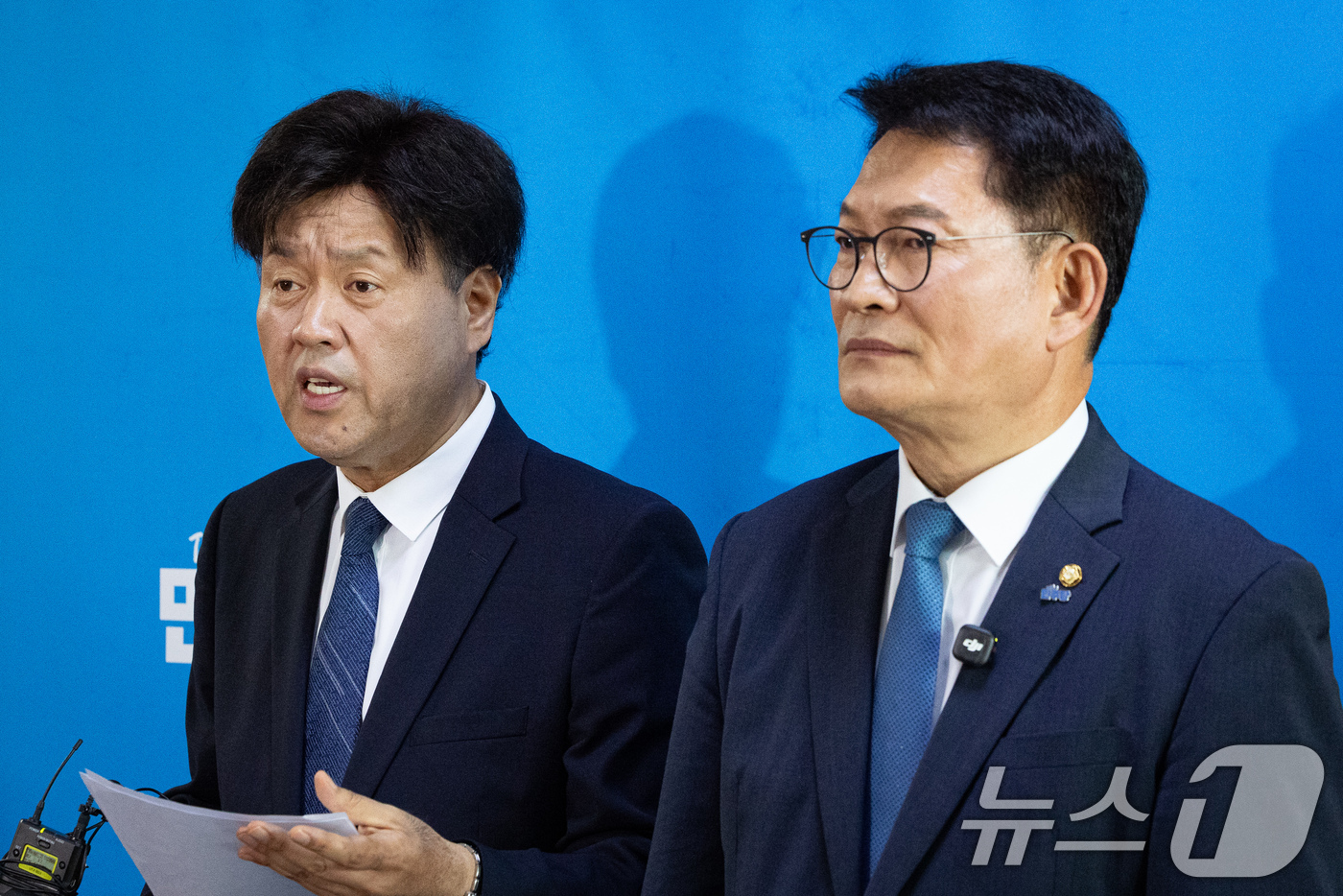 (서울=뉴스1) 유승관 기자 = 더불어민주당 8·17 전당대회에서 당대표에 출마하려다 '피선거권 자격 논란'에 휩싸인 송영길 전 대표와 최고위원 출마자 김용 전 민주연구원 부원장이 …