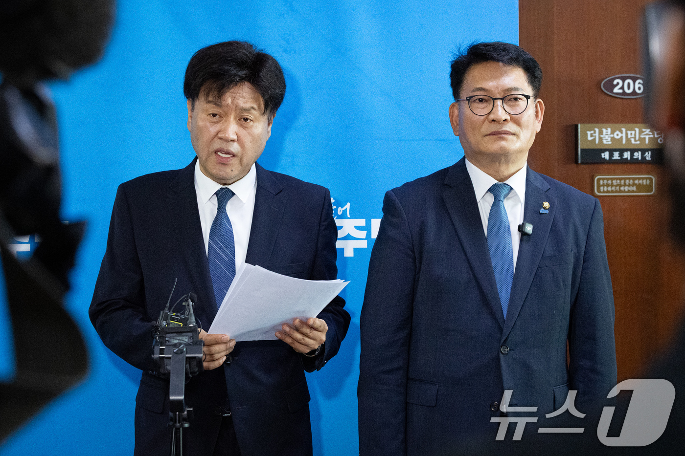(서울=뉴스1) 유승관 기자 = 더불어민주당 8·17 전당대회에서 당대표에 출마하려다 '피선거권 자격 논란'에 휩싸인 송영길 전 대표와 최고위원 출마자 김용 전 민주연구원 부원장이 …