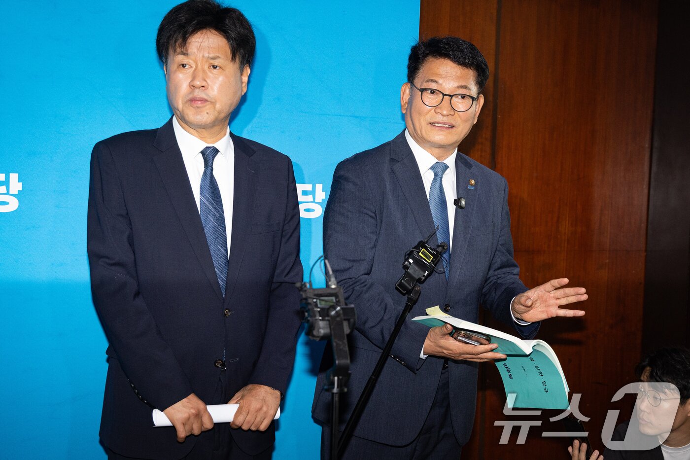 본문 이미지 - 더불어민주당 8·17 전당대회에서 당대표에 출마하려다 '피선거권 자격 논란'에 휩싸인 송영길 전 대표와 최고위원 출마자 김용 전 민주연구원 부원장이 17일 서울 여의도 국회에서 열린 비공개 최고위원회의에 참석 후 기자회견을 하고 있다.  2026.7.17 ⓒ 뉴스1 유승관 기자