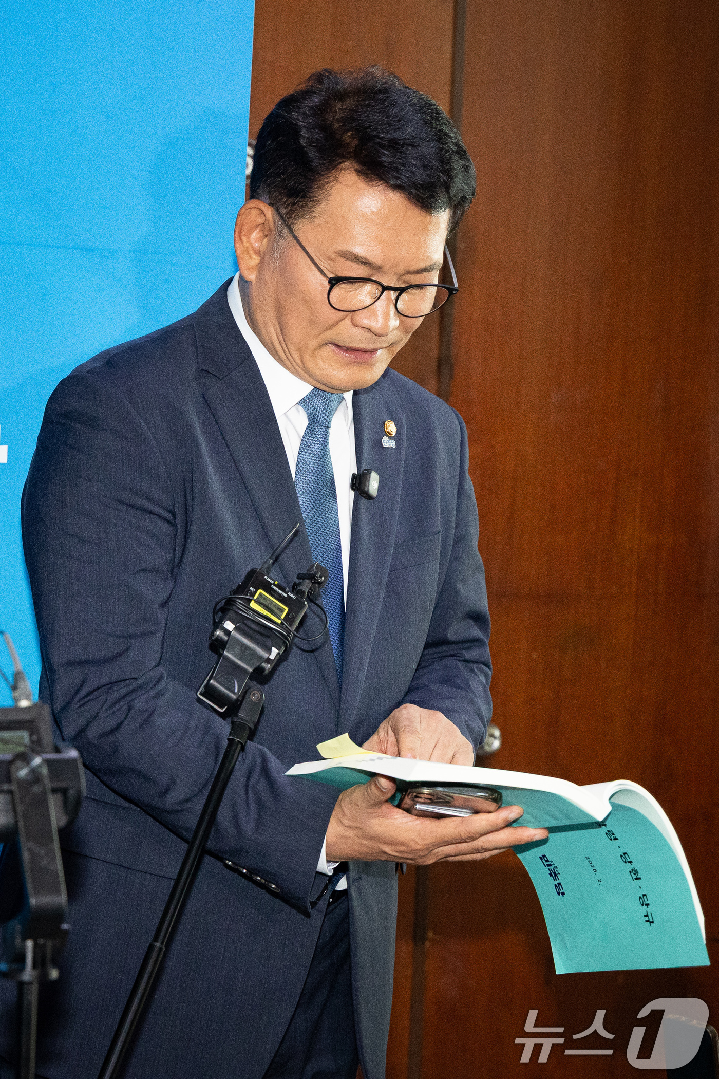 (서울=뉴스1) 유승관 기자 = 더불어민주당 8·17 전당대회에서 당대표에 출마하려다 '피선거권 자격 논란'에 휩싸인 송영길 전 대표가 17일 서울 여의도 국회에서 열린 비공개 최 …