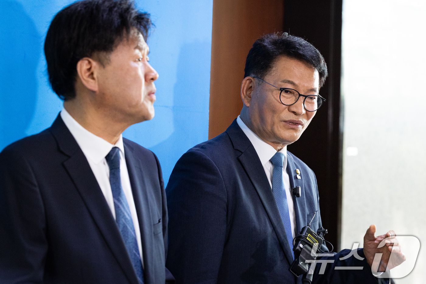 (서울=뉴스1) 유승관 기자 = 더불어민주당 8·17 전당대회에서 당대표에 출마하려다 '피선거권 자격 논란'에 휩싸인 송영길 전 대표와 최고위원 출마자 김용 전 민주연구원 부원장이 …