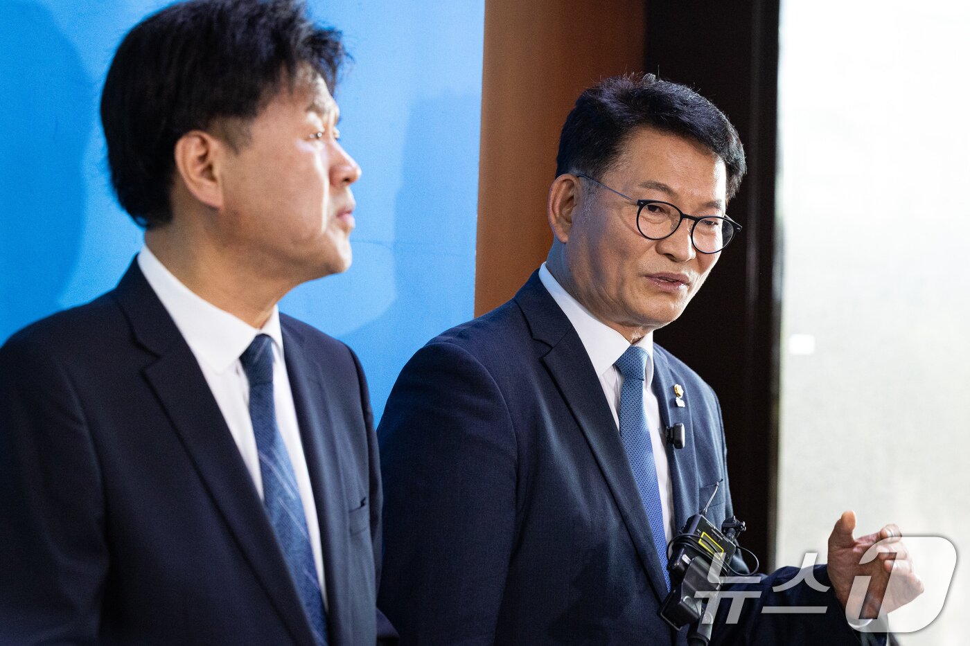 본문 이미지 - 더불어민주당 8·17 전당대회에서 당대표에 출마하려다 '피선거권 자격 논란'에 휩싸인 송영길 전 대표와 최고위원 출마자 김용 전 민주연구원 부원장이 17일 서울 여의도 국회에서 열린 비공개 최고위원회의에 참석 후 기자회견을 하고 있다.  2026.7.17 ⓒ 뉴스1 유승관 기자