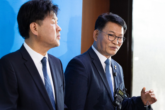 취재진 앞에 선 송영길·김용